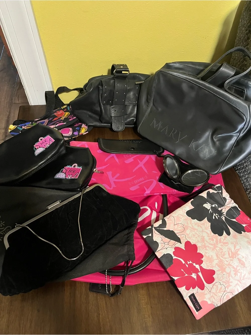 Mary Kay Bundle of Bags Makeup Bags, purse, large tote and more EUC